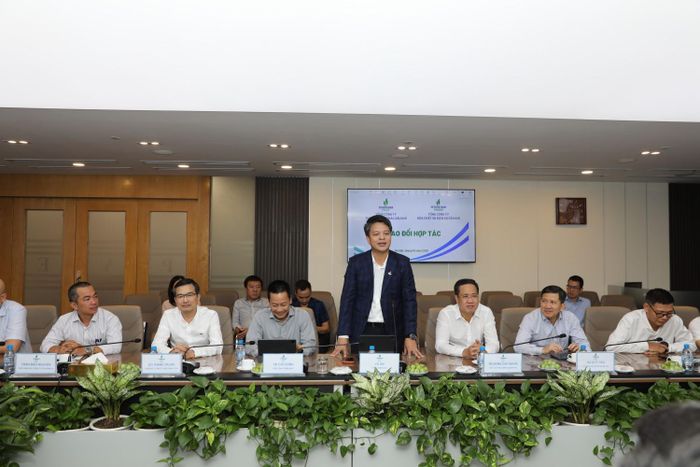 Tổng Giám đốc PVChem Vũ An trao đổi về các cơ hội hợp tác trong lĩnh vực dịch vụ kỹ thuật dầu khí.