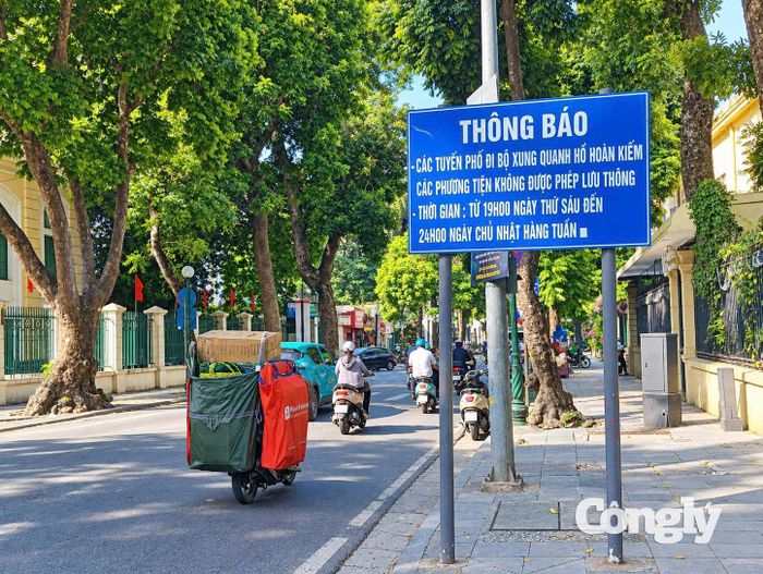 Hệ thống biển báo phân luồng và cấm xe máy, ô tô vào khung giờ cao điểm cuối tuần tại khu vực hồ Hoàn Kiếm nhằm giảm thiểu khí thải và ùn tắc.