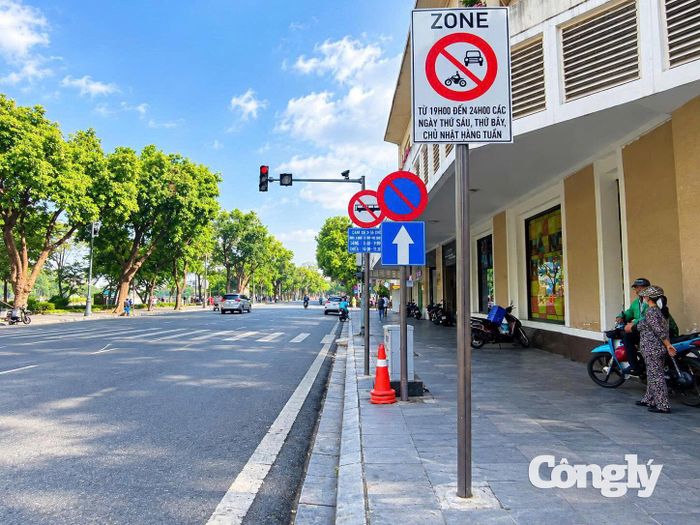 Không gian đi bộ quanh bờ Hồ vắng bóng xe cơ giới từ tối thứ Sáu đến hết ngày Chủ nhật. Việc siết chặt khung giờ lưu thông này nằm trong lộ trình xây dựng và mở rộng vùng phát thải thấp của Hà Nội.