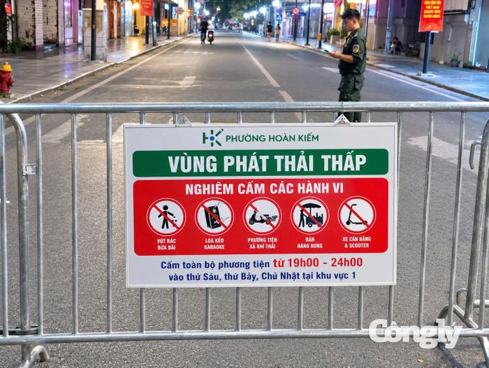 Rào chắn và biển cấm phương tiện xả khí thải, loa kéo, bán hàng rong tại Vùng phát thải thấp khu vực hồ Hoàn Kiếm (Hà Nội) vào các tối thứ Sáu, thứ Bảy và Chủ Nhật.