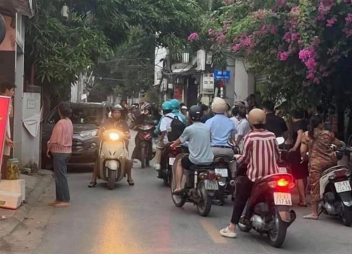 Hiện trường nơi xảy ra vụ tài xế ô tô bị chặn đường, đâm tử vong. (Ảnh: D.P)