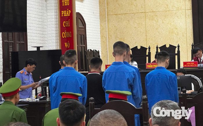Đại diện Viện KSND tỉnh Quảng Trị công bố cáo trạng tại phiên tòa xét xử Đặng Nhật Trường và 5 bị cáo liên quan. (Ảnh: Thanh Trà)