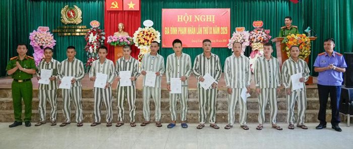 Đại diện Trại giam Quảng Ninh trao quà hỗ trợ phạm nhân có hoàn cảnh khó khăn.