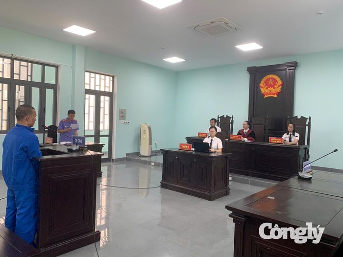 Bị cáo Đặng Dương Vương bị tuyên phạt 2 năm tù về tội "Buôn bán hàng cấm".