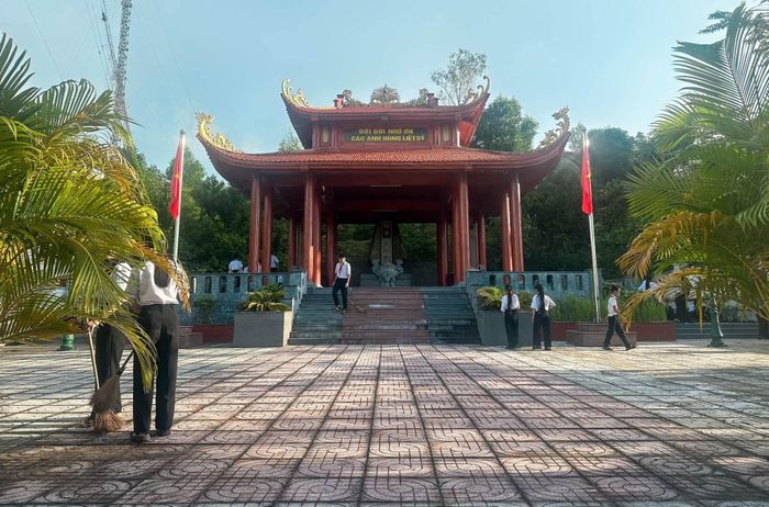 Từ những hành động nhỏ tại Đài tưởng niệm liệt sĩ, ngọn lửa tử tế sẽ được lan tỏa, tiếp thêm động lực cho các em viết tiếp trang sử tự hào...