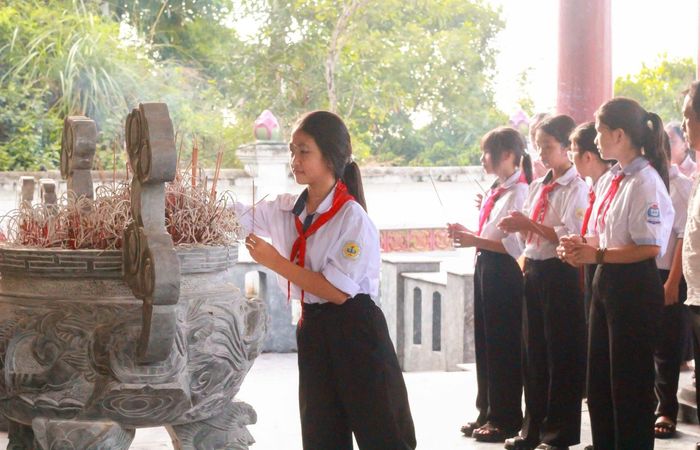 Việc gửi gắm trách nhiệm chăm sóc Đài tưởng niệm liệt sĩ cho nhà trường và các em học sinh là một cách làm sáng tạo để đưa lịch sử chạm vào thực tế.
