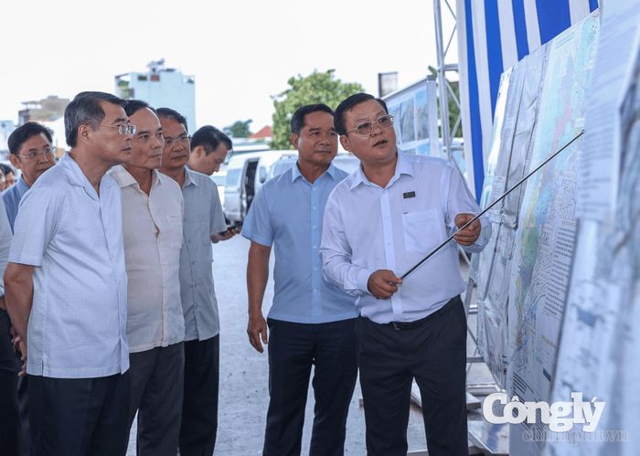 Thủ tướng Chính phủ Lê Minh Hưng cùng đoàn công tác khảo sát tại Kênh Tham Lương – Bến Cát – rạch Nước Lên. Ảnh: VGP.