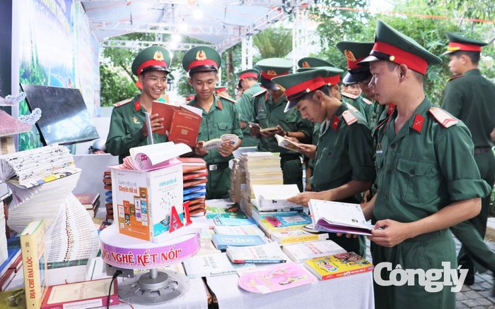 Các gian hàng trưng bày sách, tài liệu và ứng dụng công nghệ thu hút sự quan tâm của người dân.