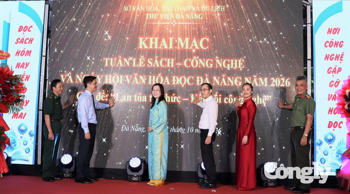 Các đại biểu thực hiện nghi thức khai mạc.