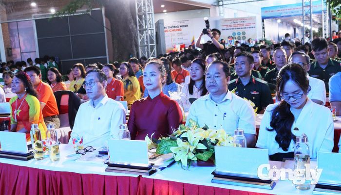 Các đại biểu tham dự chương trình.