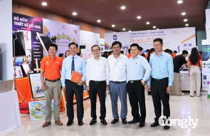 Các đại biểu tham quan, tìm hiểu các gian hàng tại Tuần lễ Sách - Công nghệ và Ngày hội Văn hóa đọc Đà Nẵng năm 2026.