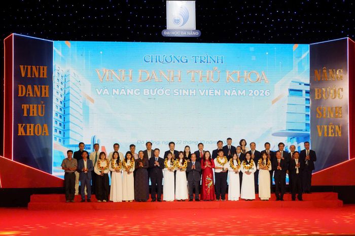 Đại học Đà Nẵng vinh danh thủ khoa và nâng bước sinh viên năm 2026.