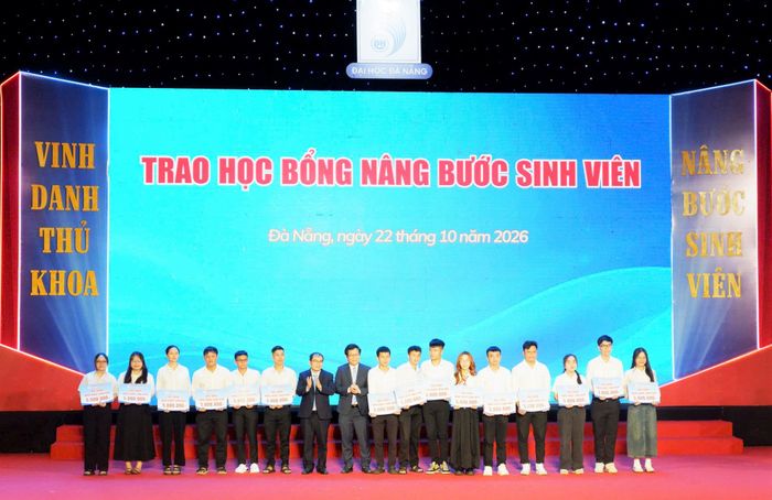 Trao học bổng nâng bước sinh viên.