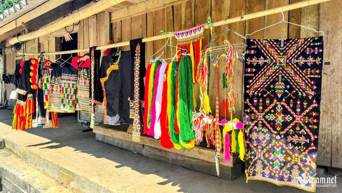 Để hoàn thiện một bộ trang phục truyền thống, người thợ phải dành từ 6 tháng đến một năm với hàng nghìn mũi thêu thủ công.