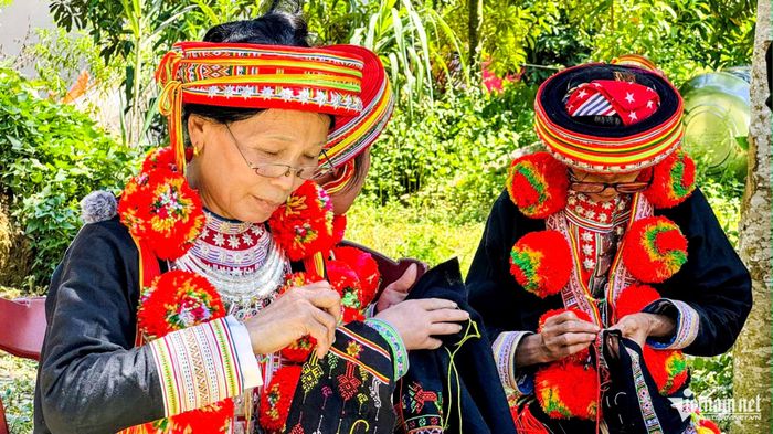 Bà Triệu Thị Coi, Tổ trưởng Tổ đan, thêu xã Yên Thịnh, tỉ mỉ thực hiện từng đường kim, mũi chỉ trên tấm vải.