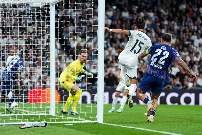 Sang hiệp hai, Mbappe đánh đầu kiến tạo cho Guler nhân đôi cách biệt