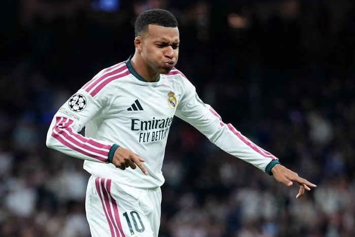 Mbappe ăn mừng phấn khích