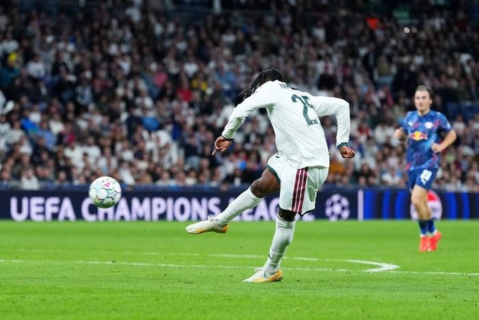 Cuối trận, Diomande volley tuyệt đẹp cháy lưới đội khách