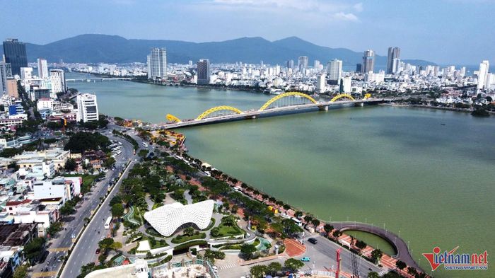 Cầu Rồng bắc qua sông Hàn là địa điểm nổi tiếng du khách thường check-in khi đến Đà Nẵng