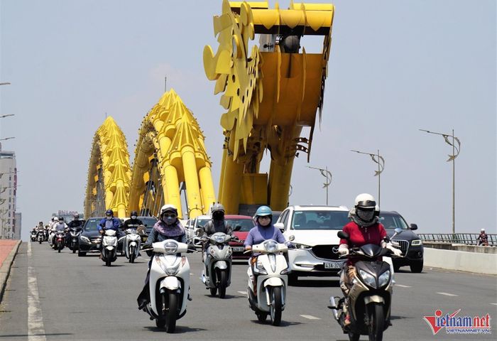 Hệ thống phun lửa và nước được lắp ở "miệng Rồng"