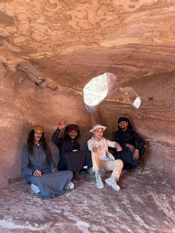 Người Bedouin trước đây thường sống trong các vách núi đá