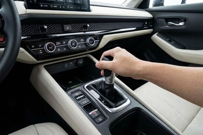 Tuỳ từng loại xe mà số thấp có thể được ký hiệu là L, M- hay số 2,3. Ảnh minh họa
