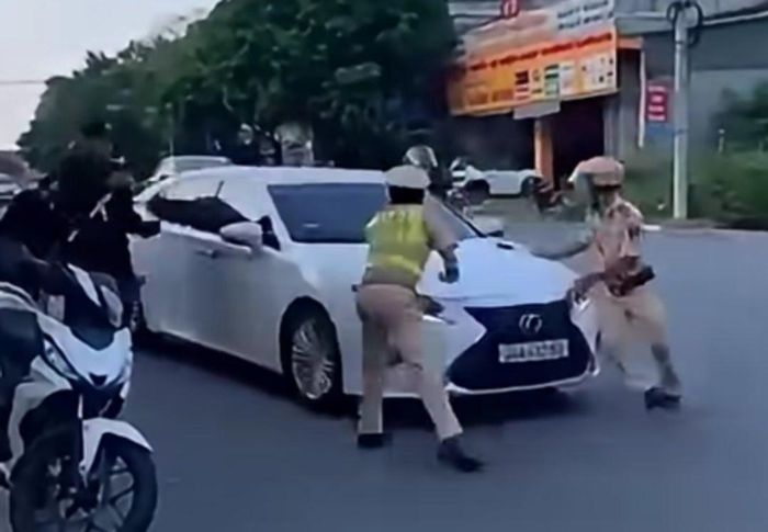 Nữ tài xế điều khiển xe Lexus tiến lên, lùi lại rồi tăng ga bỏ chạy. Ảnh: CACC