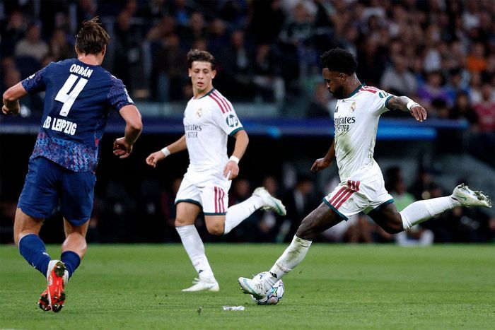 Vinicius mờ nhạt và liên tục bị la ó. Ảnh: RMCF