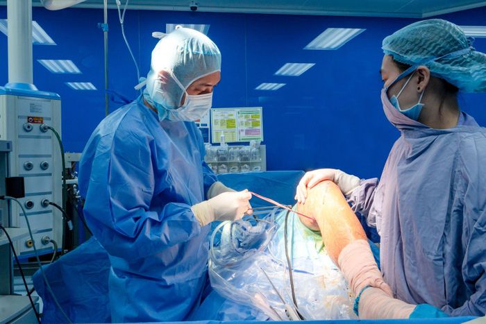  TS.BS Lê Quang Huy phẫu thuật cho bệnh nhân đứt dây chằng chéo