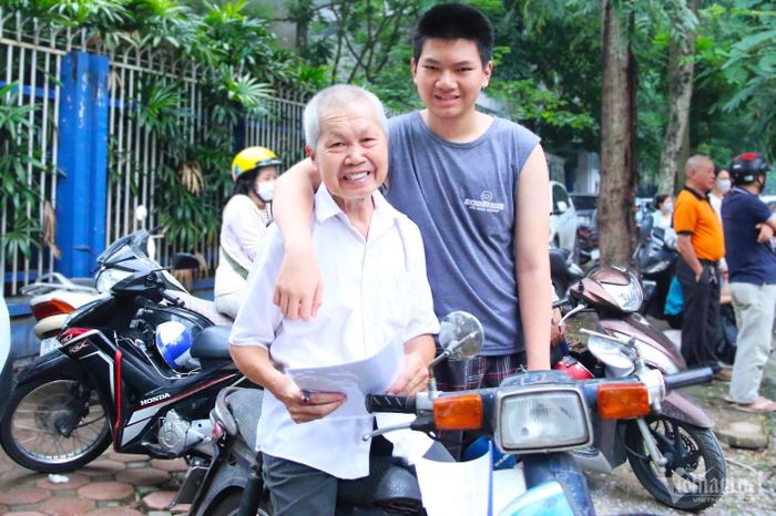 Cụ ông Nguyễn Xuân Sung, khi đó 80 tuổi, và con trai Nguyễn Xuân Toàn ở kỳ thi vào lớp 10 năm 2024. Ảnh: Thanh Hùng