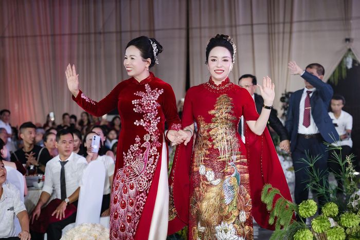 Bà Liễu (bên phải) cùng thông gia bước lên sân khấu trong ngày cưới của các con