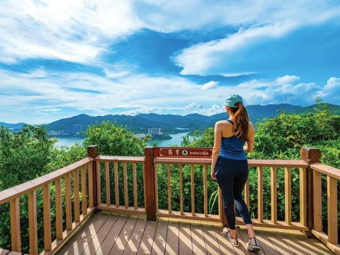 Cung Dragon’s Back (trái) và view nhìn toàn cảnh. Ảnh: Hong Kong Tourism Board