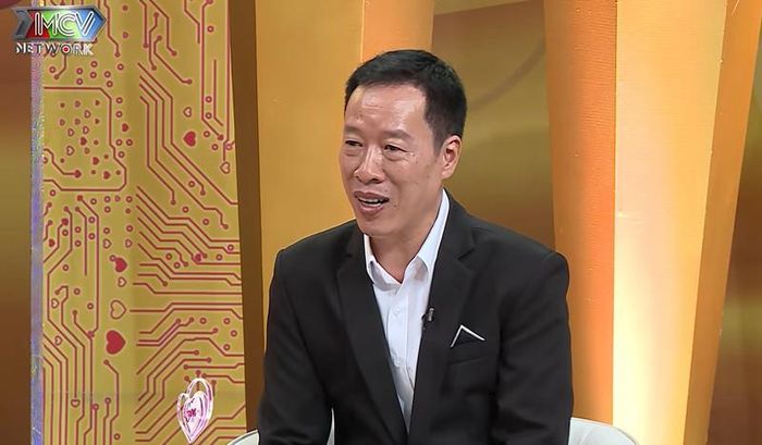 Anh Phương hết lòng yêu thương và trân trọng người vợ kém tuổi. Ảnh cắt từ clip