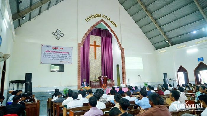 Trong các buổi sinh hoạt tôn giáo, mục sư, người truyền đạo thường xuyên nhắc nhở, hướng dẫn tín đồ thực hiện phương châm "một tín hữu tốt cũng là một công dân tốt”. Ảnh: Ngọc Thu