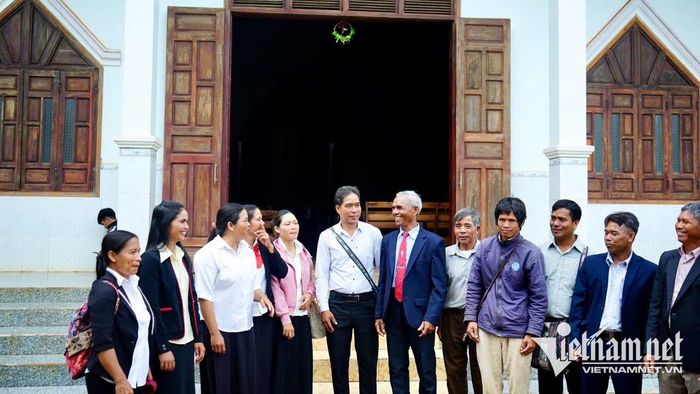 Già làng Siu Tring - Người có uy tín tại làng Kênh Săn, tham gia tuyên truyền pháp luật, vận động người dân giữ gìn an ninh trật tự. Ảnh: Ngọc Thu