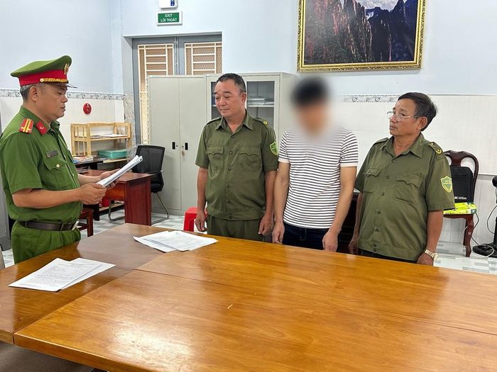 Công an đọc quyết định khởi tố đối với N.Đ.D. Ảnh: CACC