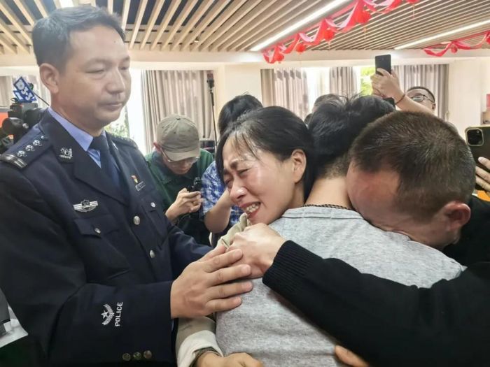 Bà Tưởng cùng chồng cũ nghẹn ngào trong ngày đoàn tụ với con trai bị mất tích suốt 22 năm. Ảnh: QQ