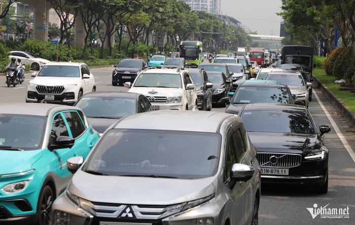 Hiện trường tai nạn gây ùn xe kéo dài trên đường Võ Nguyên Giáp