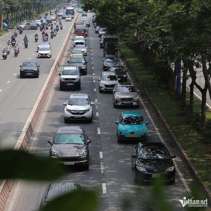 Ô tô xếp hàng dài, đường Võ Nguyên Giáp ùn ứ gần 2km. Ảnh: TK