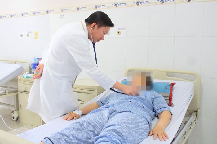 Bác sĩ khám cho bệnh nhân V.. Ảnh: BSCC.