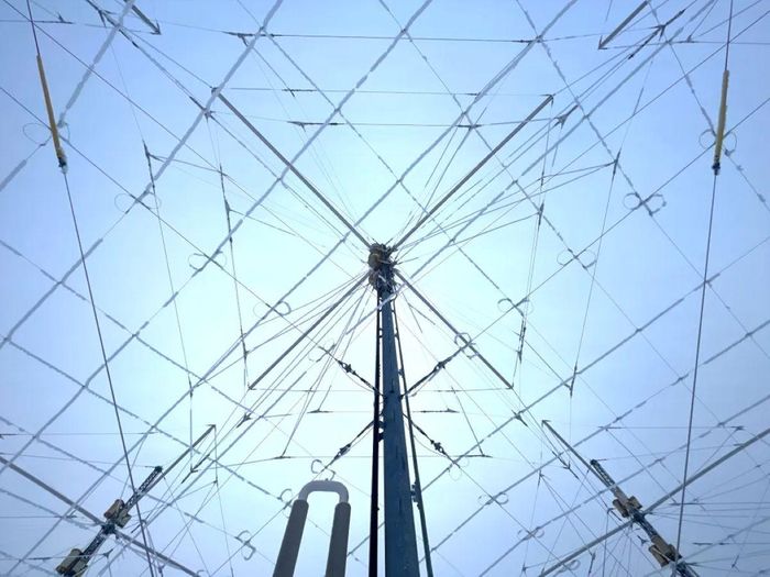 Một góc nhìn khác về các ăng-ten dipole chéo tại cơ sở HAARP. Ảnh: Không quân Mỹ/twz.com