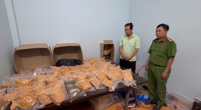 Các đối tượng bị bắt giữ cùng tang vật. Ảnh: CA