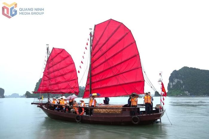 Thuyền ba vách trên vịnh Hạ Long là sản phẩm du lịch mới được du khách yêu thích