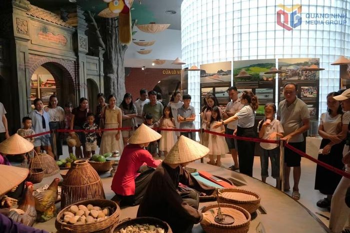 Du khách tham quan, khám phá văn hóa đặc sắc tại Bảo tàng Quảng Ninh