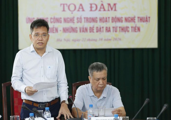 Ông Hoàng Hà, Tổng biên tập Tạp chí Văn hoá nghệ thuật phát biểu tại tọa đàm.