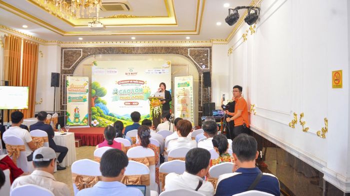 Toàn cảnh không gian lễ Kick-off tại Cần Thơ, nơi Ban Tổ chức, chuyên gia và các đơn vị đồng hành cùng chia sẻ cách tiếp cận chăm sóc trẻ toàn diện trong những năm đầu đời.