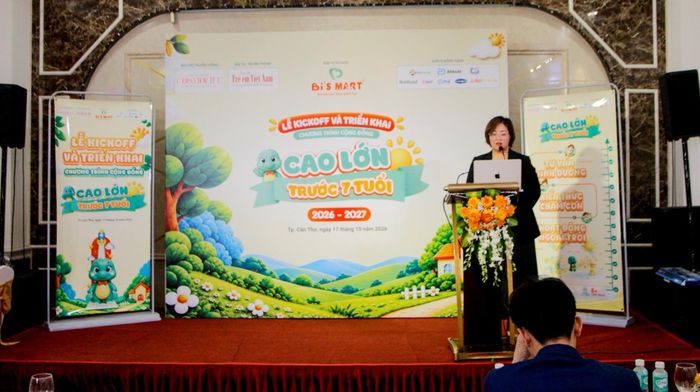 Bà Nguyễn Lâm Thanh Hiền, Trưởng phòng Vận hành – Kinh doanh Bi’S MART, nhấn mạnh việc triển khai linh hoạt theo nhu cầu và điều kiện của từng điểm trường.