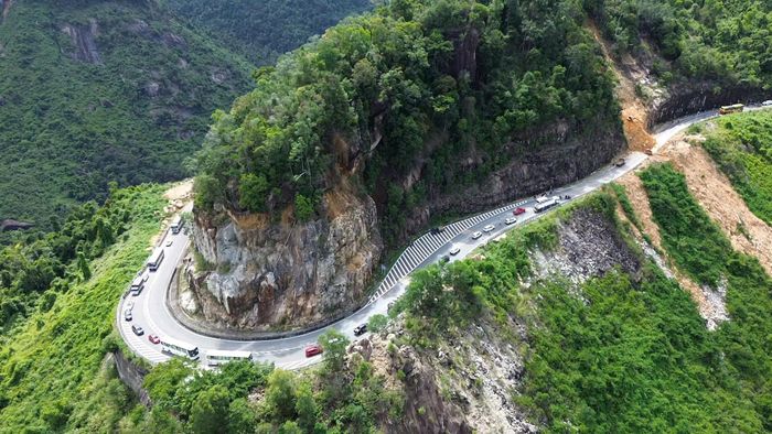 Đèo Khánh Lê có địa hình đèo dốc, nhiều khúc cua quanh co. Ảnh: N.X