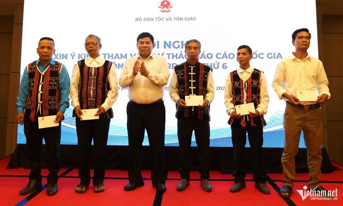 Tại hội nghị, Thứ trưởng Y Thông đã tặng các phần quà của Bộ cho người có uy tín ở Đà Nẵng. 