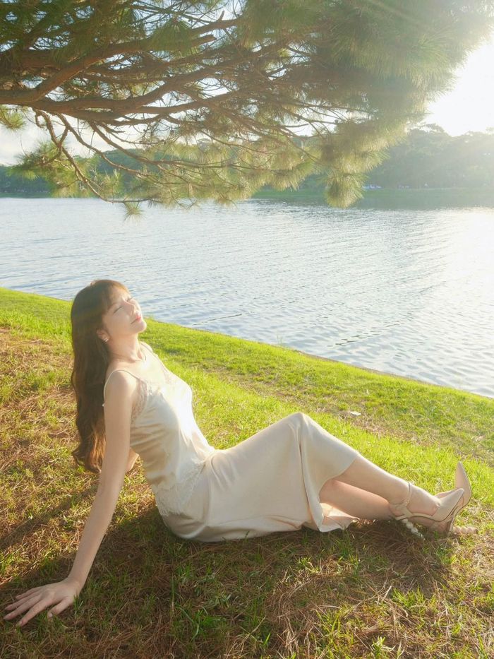 Lý Nhã Kỳ như nàng thơ mong manh. 